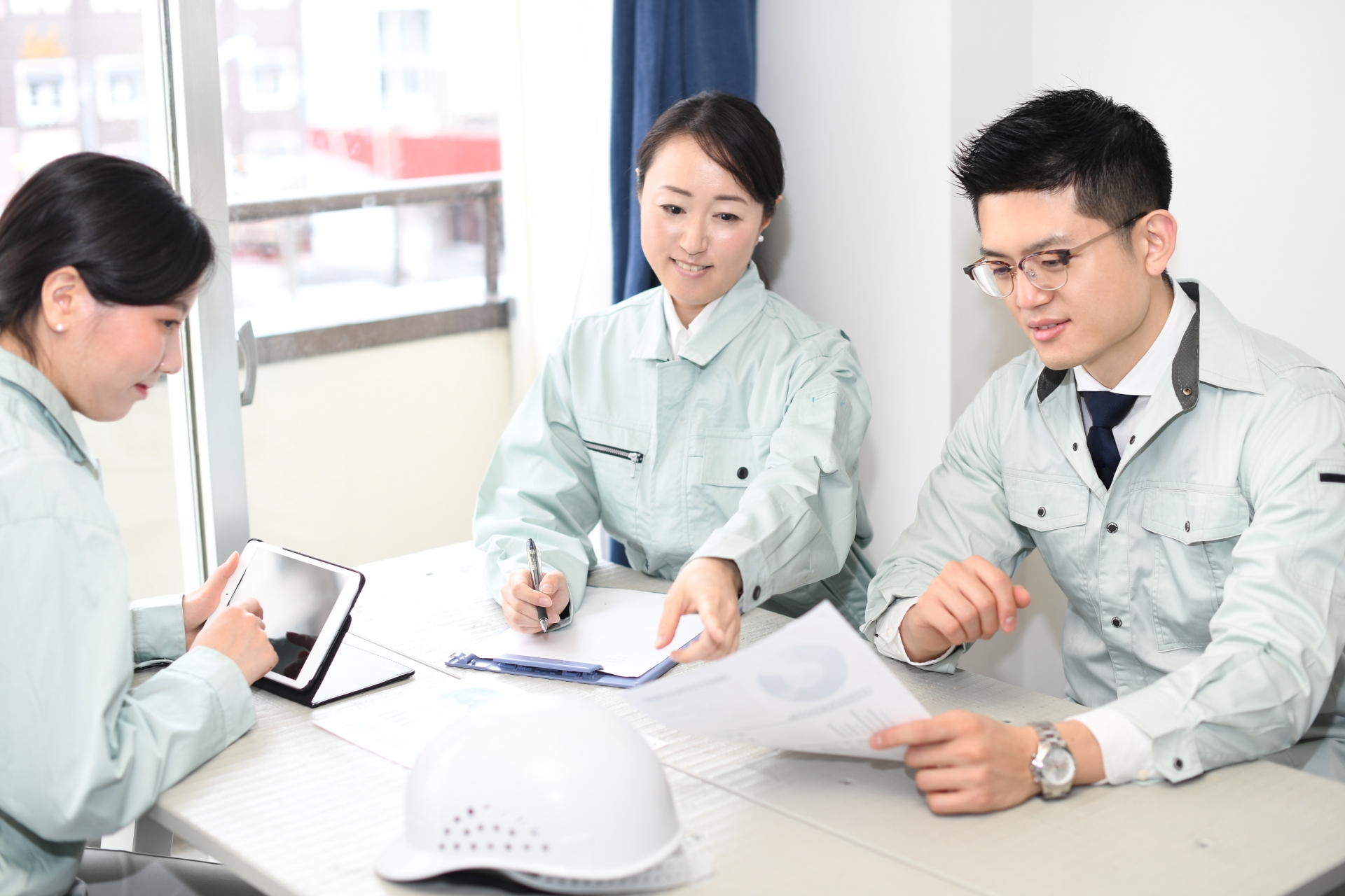【板挟みの限界】施工管理の人間関係が「狂うほどキツい」本当の理由と、転職でしか解決できないこと
